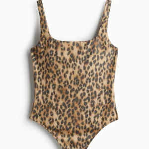 Leopardmönstrad body - Snygg leopardmönstrad body, aldrig använd prislappen sitter kvar.Helt slutsåld