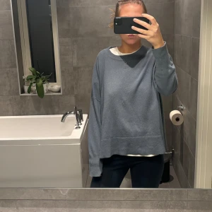 Blå kashmirtröja från Soft Goat - Säljer en superfin, blå kashmirtröja från Soft Goat. Tröjan är i mycket bra skick och passar både till vardags och lite finare tillfällen. Storlek S💙💙pris kan diskuteras 