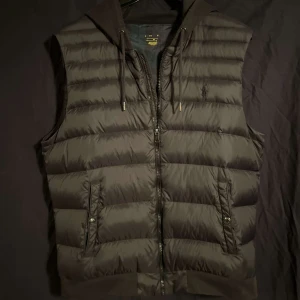 Ralph Lauren Väst - Ralph Lauren Väst, väldigt fint skick. Storlek L men lite liten i storlek. Bara att höra av er vid funderingar eller vill diskutera priset!