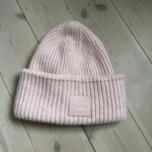 Rosa ribbad mössa - Super fin ljusrosa acne mössa i nästan ny skick.