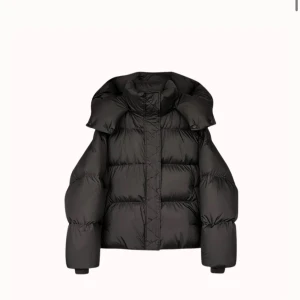 Svart pufferjacka - Säljer en svart pufferjacka i mycket bra skick. Den är perfekt för kalla vinterdagar med sin tjocka vaddering och stora huva. Jackan har en dragkedja framtill och långa ärmar. Den är både stilren och funktionell, idealisk för vinterns alla äventyr.