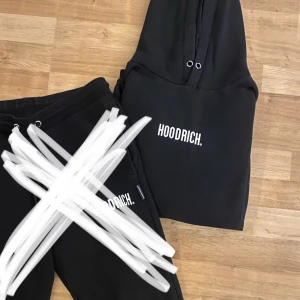 Svart hoodie från Hoodrich - Säljer en svart hoodie från Hoodrich i storlek S eftersom den inte kommer till användning. Den är köpt på JD Sports och knappast använd! Kan förmodligen gå ner i pris vid snabb affär! Hör av er om ni har funderingar!! 