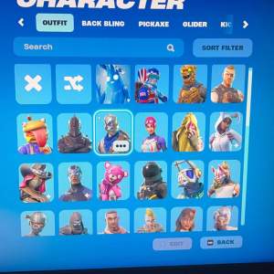 Säljer mitt fortnite konto, har sällsynta skins som black knight. Har köpt battle pass från sässong 2 till sässong X tror jag. Har 63 skins, de flesta sällsynta som John wick. Har 79 backblings, många sällsynta som de vita vingarna. 61 pickaxes många sällsynta också som electro pickaxen. 62 gliders och 38 Contrails. Priset är högt då jag har mycket sällsynta saker men förhandlingsbart vid en smidig affär.