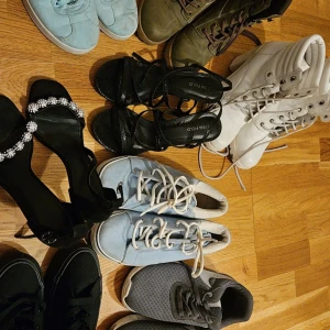 Skor - Alla skor storlek 40/39 pris kan diskuteras.