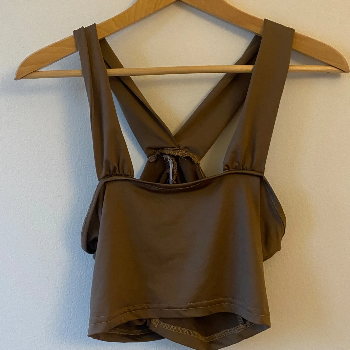 Brun ärmlös topp med knyt - 90