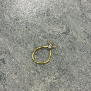 Äkta guld o h vitt guld - En enkel och stilren guldfärgad ring med en liten silverdetalj i form av en knut. Perfekt för vardagsbruk eller som en subtil accessoar till fest. Ringen är justerbar och passar de flesta storlekar.
