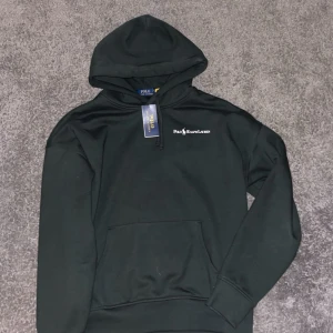  Ralph Lauren Hoodie - Super fin Hoodie från ralph lauren! ||Endast testad sen jag fick den, lapparna sitter kvar😊||Ny pris runt 2500! ||| !Kan sänka pris vid snabb affär!