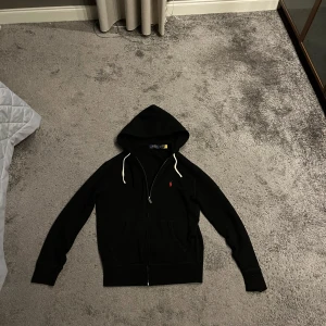 Ralph Lauren zip hoodie  - Tjena! Säljer denna trendiga Ralph Lauren zip hoodien. Den är i extremt bra skick (använd ett få tal gånger) priset är inte spikat, öppen för frågor!