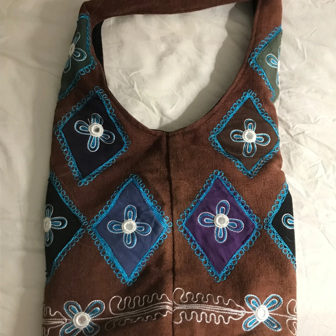 Brun axelväska med broderade mönster - 90