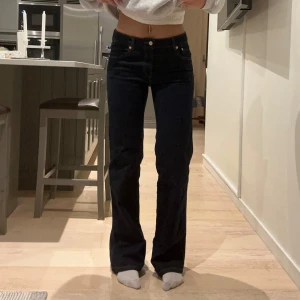 Blåa jeans med detaljer  - Säljer ett par skit snygga jeans från Lager 157 med detaljer på bakfickorna! Dem är i perfekt längd för mig som är 173! Jeansen är i storlek M/full length🙌🏼