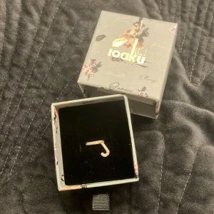 J örhänge från Ioaku - Säljer detta super söta J örhänget från Ioaku! Super fint skick då det är använt typ 2 ggr