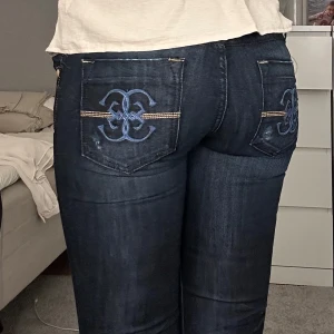 Guess Lågmidjade bootcut jeans - Säljer dessa absolut världens snyggaste jeans från guess då de är för små för mig. Jag är 170 cm lång för referens och midjemåttet är 38 cm. De är vintage och har så fina unika bakfickor😍