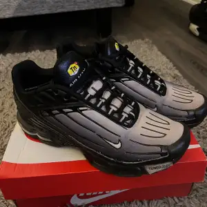 Säljer ett par grymma Nike Air Max Plus III i svart och grått. Bra skicka har anvönt dom några veckor men köpte nya!