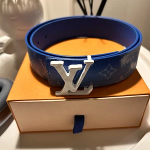 Blått bälte från Louis Vuitton - Säljer mitt LV cloud belt. 9/10 skick, knappt använt. Allt og och legit check finns