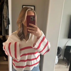 Vit och röd randig tröja från Neonoir - Säljer en superfin vit tröja med röda ränder. Den har en avslappnad passform och långa ärmar, perfekt för en chill dag. Materialet känns mjukt och skönt mot huden. Passar perfekt till jeans för en casual look. Hör av dig om du är intresserad! 😊
