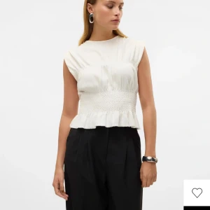 Vit top från veromoda  - Säljer en topp från veromoda. Den är använd max 3 gånger så inga defekter!💗