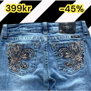 Bootcut miss me jeans  - Storlek W28💙 Längd: 92cm • midjebredd: 39cm •  Innerbenslängd: 75 cm • Lårbredd: 24,5 cm • benöppning: 21 cm • OBS! Lite distressing på höger lår, uppsydda, 3/4 knappar saknas på backtaben. Modellen är 163cm• Hör gärna av dig vid frågor💙