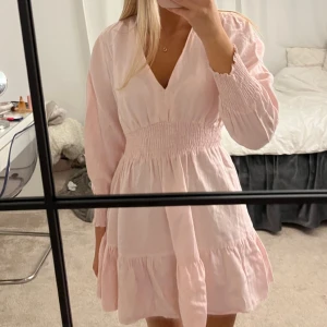 Ljusrosa klänning  - Skit ljus rosa snygg klänning från Zara i XS i nyskick 🌸🩷🩷skriv till mig vid intresse!