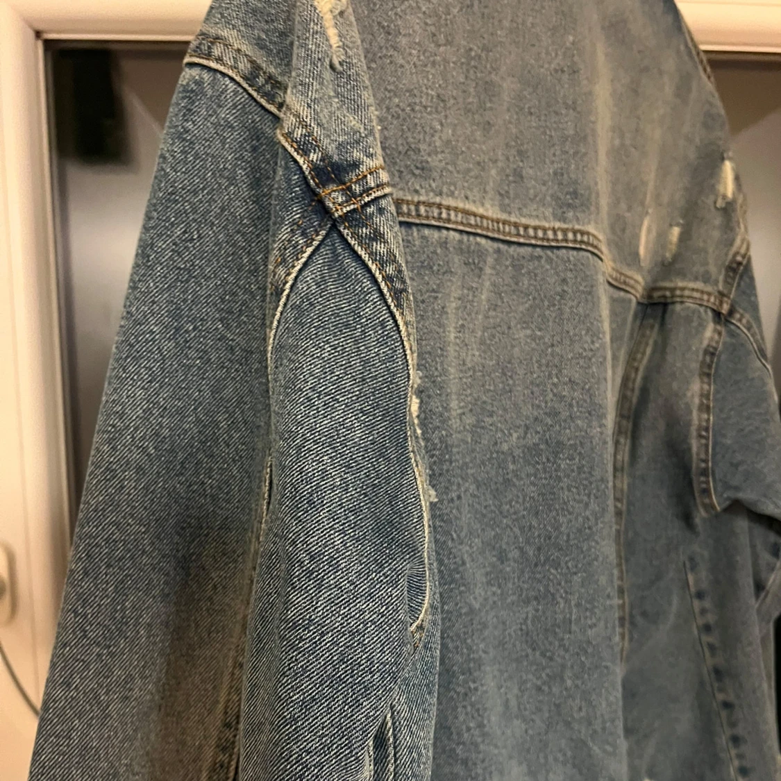  Jeansjacka med slitningar  - 90