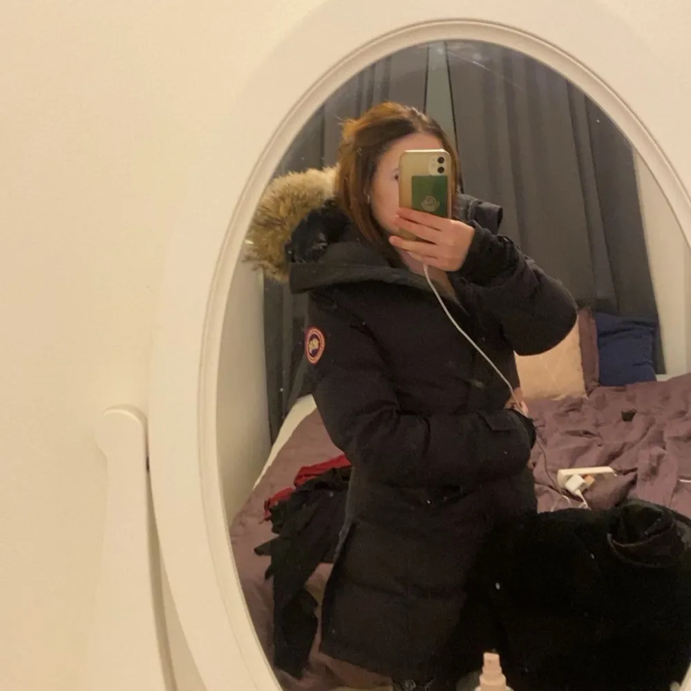 Säljer en svart parkajacka från Canada Goose i mycket bra skick. Jackan har en mysig pälsdetalj på huvan och är perfekt för kalla vinterdagar. Den har en normal passform och är långärmad med dragkedja och knappar framtill. Supervarm och stilren!. Jackor.