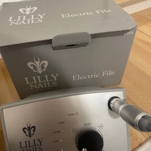 Elektrisk nagelfil från Lilly Nails - Säljer en elektrisk nagelfil från Lilly Nails. Perfekt för att forma och släta ut naglarna med justerbar hastighet. Kommer i orginalförpackning och är knappt använd.