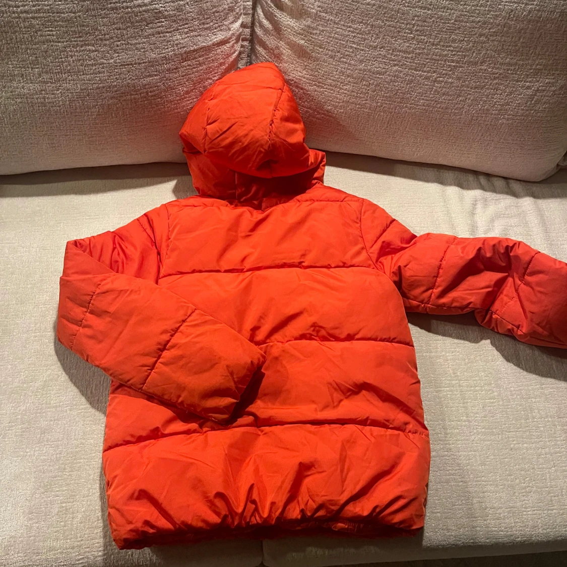 Orange pufferjacka med huva otvättad!  - 92
