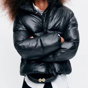 Svart pufferjacka - Jättefin svart vinterjacka som är i bra skick, köpt förra året. Skriv för bilder på den💕