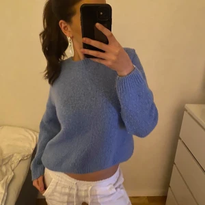 Blå stickad tröja - Så fin blå stickad ulltröja, älskar denna!!!! Så cool❤️❤️