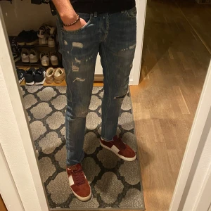 Dondup George  - Hej! Säljer ett par dondup jeans i modellen george 🙌 || Skick : Bra || Storlek : W33 || Modellen på sista bild är 188cm och väger 75kg || Har du några frågor är det bara att höra av sig 🙏