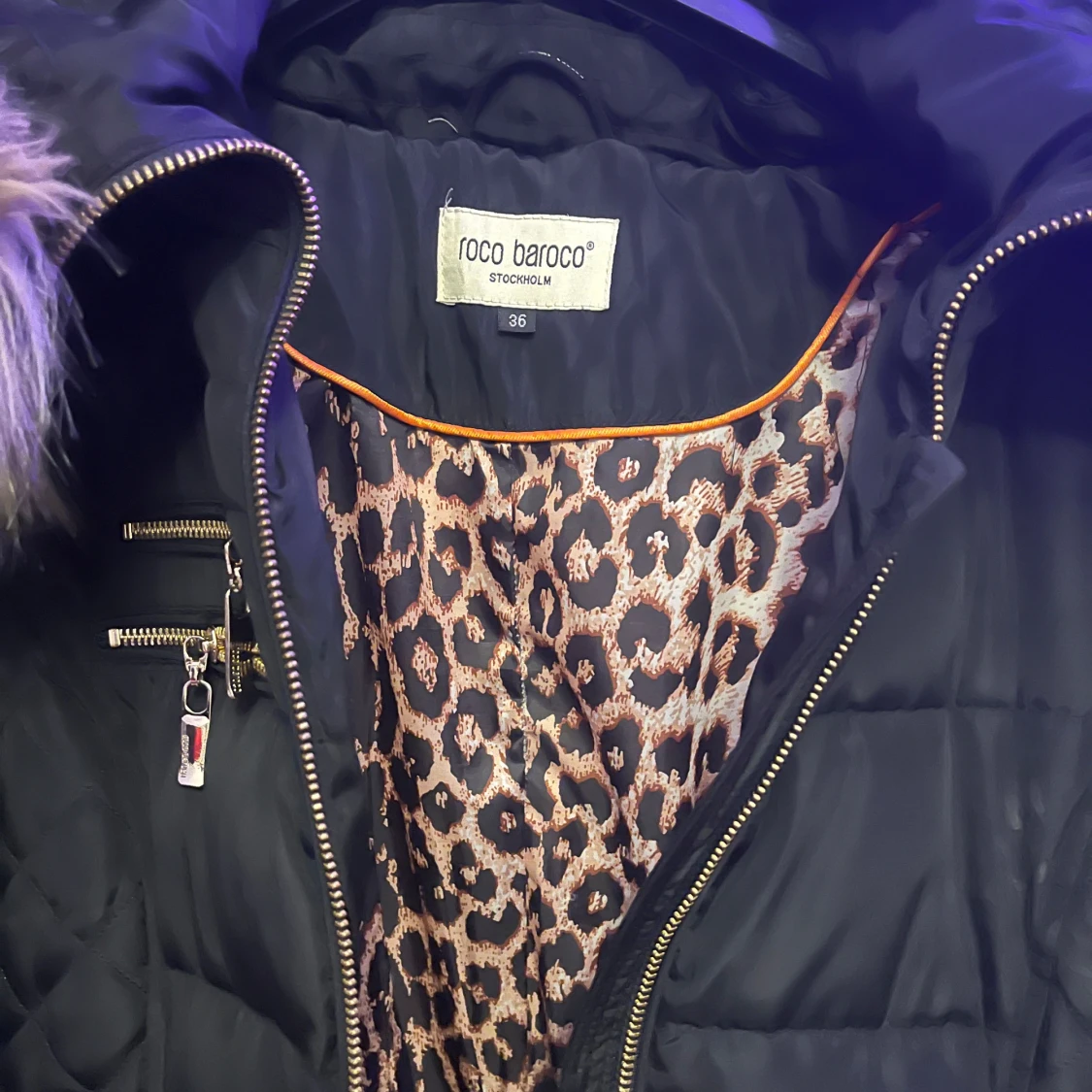 Svart pufferjacka med pälsdetaljer från Roco Baroco - 91