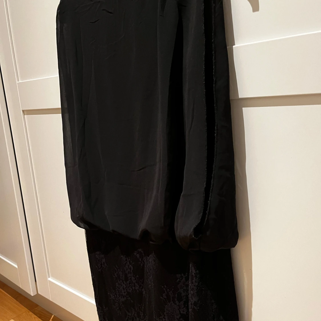 Svart klänning med spetsdetaljer - 93