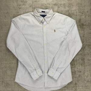 Två Ralph Lauren Skjortor  - En blå och en Rosa i bra skick 