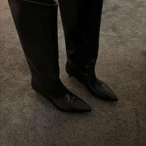 Svarta stövlar från Stradivarius - Snygga svarta stövlar från Stradivarius i skinn med spetsig tå och låg klack. Använd fåtal gånger 