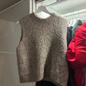 Beige stickad väst från Pieces - Mysig beige stickad väst från Pieces i storlek L. Säljer då den inte kommer till användning 