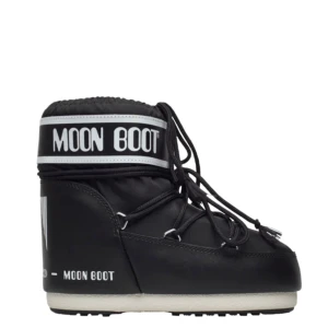 Svarta Moon Boots - Säljer ett par svarta Moon Boots i syntetmaterial. De har en cool och futuristisk design med snörning och en vit sula. Perfekta för vinterns kalla dagar och ger en unik stil till din outfit. De är i nytt skick och redo för äventyr i snön! Använt ett fåtal gånger, dom kommer inte till någon användning då jag har ett par andra:)