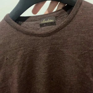 Brun tröja från Stenströms - Säljer en stilren brun tröja från Stenströms. Perfekt för höst och vinter med sin varma och bekväma passform. Tröjan har långa ärmar och är i bra skick. Passar både till vardags och lite finare tillfällen. Dock finns det ett pytte litet hål i mitten av bröst höjden som man kan se på sista bilden men är väldigt lätt att fixa.
