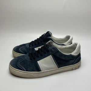 Valentino flycrew - Hej! Säljer nu dessa super snygga och eftertraktade valentino flycrew. Skorna är i fint skick. Bara skorna medföljer vid köp. Hör av dig vid frågor. 40 passar 41