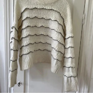 Vit stickad tröja med vågigt mönster - Sää snygg stickad tröja med svarta glittriga detaljer passar mig med XS/S! Nypris 400 så kommer ej sänka priset mer 💗