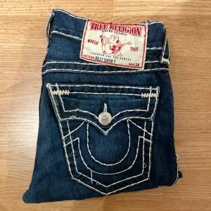 True Religion Billy Super T - !skicka bud för snabb affär! Snygga true religion jeans, storlek 32 i mycket fint skick utan hål eller märken. Skriv om ni undrar någonting 🙏💯📲