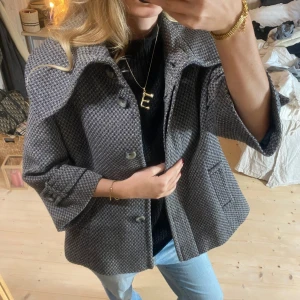 Trekvartsärmad kappa - Super snygga kappa!!❤️endå väldigt varm så passar till höst/vinter/vår. Den är beige/blå/grå