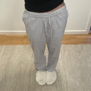 Randiga pyjamasbyxor  - Randiga pyjamasbyxor ifrån Lager157 som endast är testade. Storlek 160 men passar mig som vanligtvis har XS och är 160cm lång. 