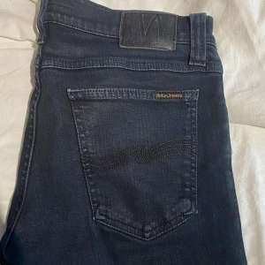 Nudie jeans  - Säljer ett par svarta Nudie Jeans i mycket bra skick. I storleken 29 34. Använda ett fåtal gånger och inga defekter.  Skriv om ni har några frågor. 