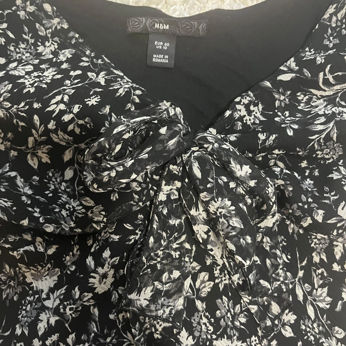 Svart blommig blus från H&M - 90