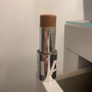 Caia bb-stick 50w - Bb-stick ifrån Caia i färgen 50w. Perfekt för enkel applicering och touch-ups. Kommer i en stilren silverfärgad hylsa med vridfunktion. Använd, se bild