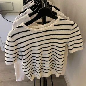 randig stickad T-shirt  -  randig stickar tshirt, passar xs/s💕 aldrig använd 