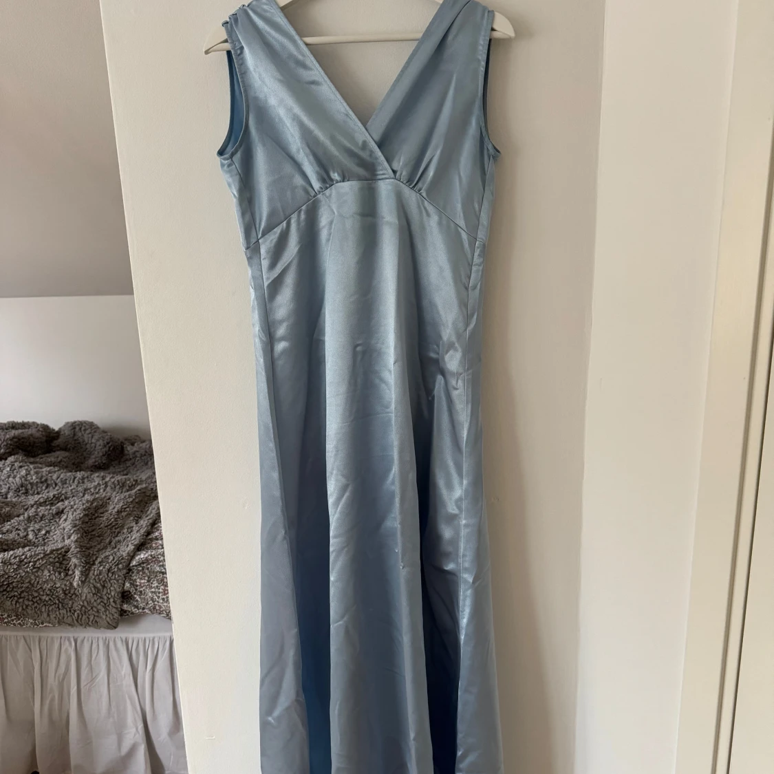 Ljusblå långklänning i satin - 92