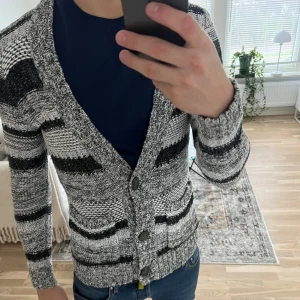 Stickad cardigan  - Tjena! Säljer en as fet stickad cardigan, skick 10/10 inga defekter ingenting, perfekt nu till vintern! Om ni har frågor så är det bara att skriva!