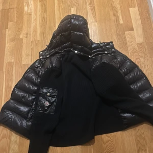 moncler guardian - Snygg svart moncler jacka som passar till vintern. Skann fungerar och är lite använd. Skriv om ni har några frågor!