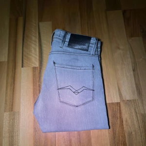 Grå replay jeans 28/32 Anbass - Snygga grå jeans från Replay med en klassisk design och knappgylf. Perfekta för en stilren look. Sällsynta jeans,  Inga defekter va jag vet, Model: Anbass, storlek 28/32