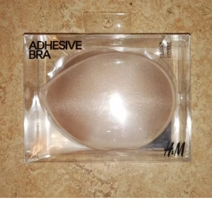 Självhäftande bh från H&M - Självhäftande bh i färgen chai från H&M. Perfekt för axelbandslösa eller rygglösa plagg. Tillverkad av polyamid och elastan med polyester kupfoder. Kan tvättas och återanvändas. Knäppning fram för enkel användning.